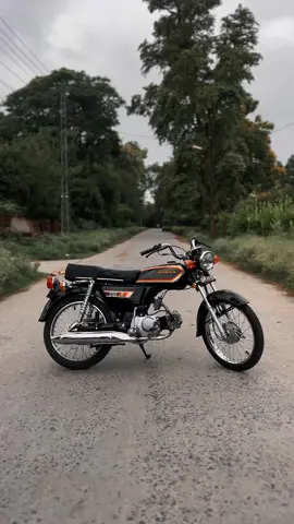 Made in Japan, assembled in Pakistan 🇯🇵🇵🇰 . #creatorsearchinsights #viral_video #fypviralシ #trending #foryoupagе #viral #unfreezemyacount #fyp #vintagebike #sawariyan #foryoupagee #viralvideos #foryou 