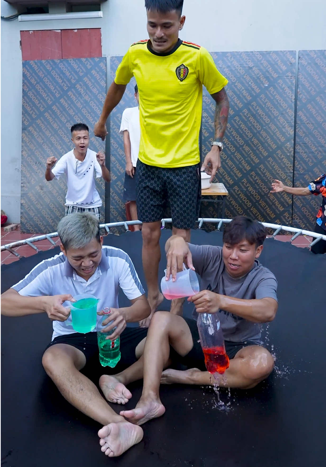Trò Chơi Nhảy Bạt Nhún Đổ Đầy Nước Chai CoCa Cười Toác Mồm#hungvlog 