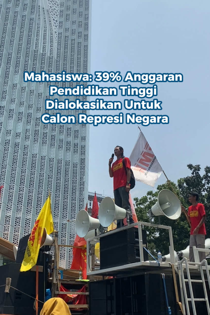Demo buruh tani dalam rangka Hari Tani Nasional ke-65 digelar di depan Istana Negara, Jakarta Pusat. Dalam aksi ini, mahasiswa ikut berorasi menyoroti kebijakan anggaran pendidikan. 
