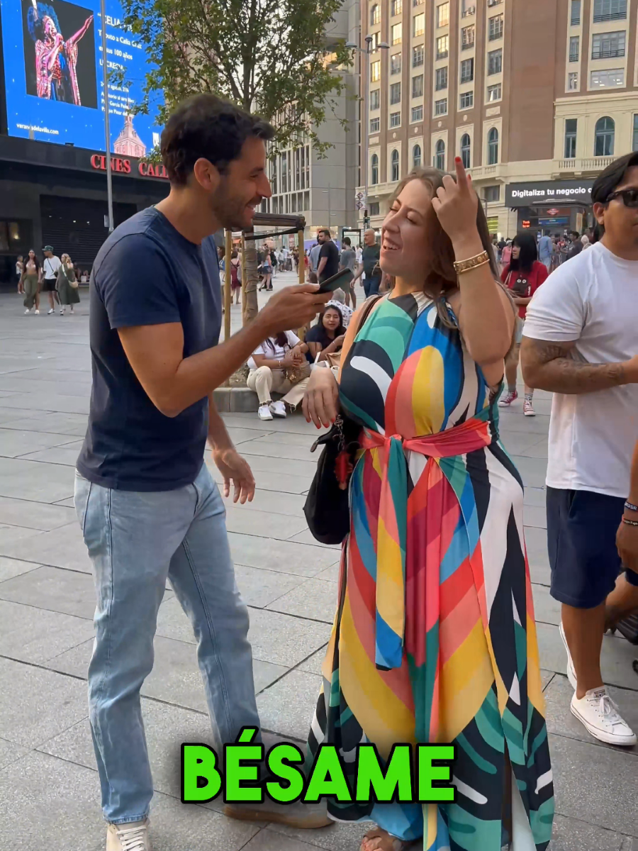 Espera solo 10 segundos 🤯 Bésame... Sigue la canción de Consuelo Vázquez Bésame mucho. Cantando por la calle  #besamemucho #siguelacancion #cantandoporlacalle #queopinanporlacalle 