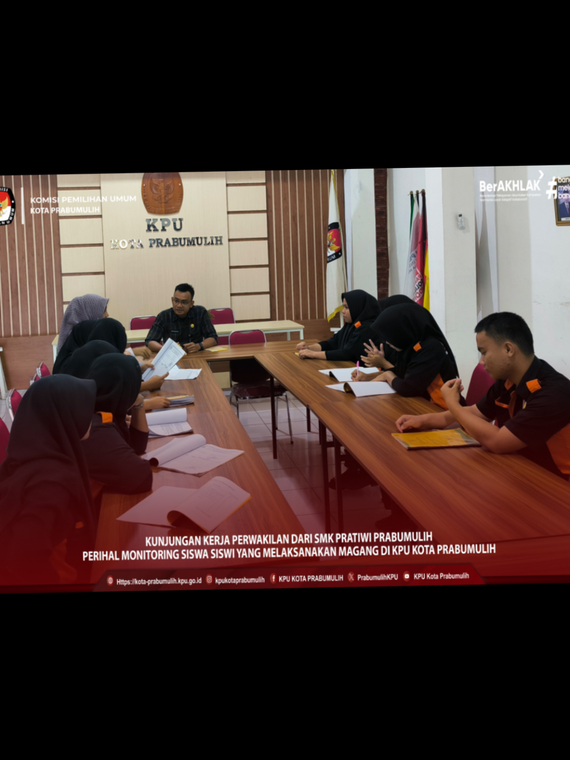 #TemanPemilih, Pada hari Rabu, tanggal 24 September 2025, Pukul 09.30 WIB - Selesai bertempat di Ruang Aula, KPU Kota Prabumulih menerima Kunjungan Kerja Perwakilan Dari SMK Pratiwi Prabumulih Perihal Monitoring Siswa Siswi Yang Melaksanakan Magang Di KPU Kota Prabumulih. sebanyak 9 (sembilan) orang siswa/siswi dari SMK Pratiwi Prabumulih yang akan menjalani magang di KPU Kota Prabumulih terhitung sejak tanggal 30 Juni 2025 s.d 03 Oktober 2025. #KPUMelayani Find Us On : Facebook : KPU KOTA PRABUMULIH Instagram : kpukotaprabumulih Tiktok : KPU Kota Prabumulih Youtube : KPU KOTA PRABUMULIH Twitter : PrabumulihKpu Website : https://kota-prabumulih.kpu.go.id/ Alamat : Jl. Jend. A. Yani No.09, Prabu Jaya, Prabumulih Timur
