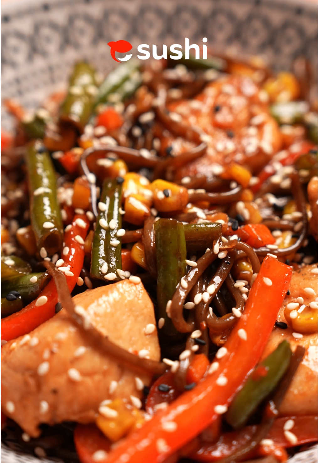🍜 Prânzul care îți schimbă ziua începe cu Soba cu pui! Tăiței fini, pui fraged, mix de legume și gusturi echilibrate – o combinație care îți dă energie, prospețime și vibe-ul perfect pentru restul zilei. 🌿✨ ✔ Rapid, sățios și rafinat ✔ Perfect pentru pauza de prânz ✔ Gust japonez, plăcere autentică Comandă acum în locațiile Esushi! 📍Mega Mall, sector 2 📍CC Orhideea, sector 2 📍CC Esplanada, sector 6 📍Kaufland Bragadiru 🛵Sau alege livrare pe Glovo, Bolt, Wolt!