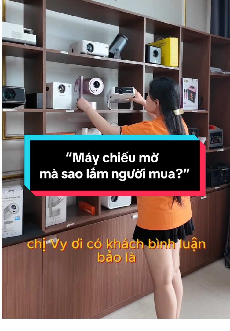 Khách bên em thắc mắc là “Sao máy chiếu mờ mà lắm người mua thế?”, thì anh chị xem hộ em có mờ không nha 🤭 #maychieugiare #maychieumini #YAMAZAKi #maychieuYAMAZAKi #fyp 