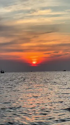 con người ta có một cái dở đó là: luôn quên đi những điều cần phải nhớ, và nhớ những thứ cần phải quên..! #dulich #hoanghon #binhminh #tamtrang #daophuquy 