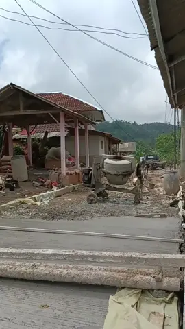 Akhirnya Mulus Jalan Cikadu - KLP (Cibatok) 🚧 #jalankabupaten Penangan Jalan Kabupaten Cianjur, Cikadu - Kalapanunggal (KLP) KM 0,+850 - 1+400 di Kecamatan Cikadu sejauh ± 550 m, lebar 4 m dengan kwalitas coran dengan dana Rp. 1,6 M APBD 2025, titik Kampung Sinargalih Desa Cikadu. Doc. 22/9/25 Selesai pengerjaan 23/9/25 Terima kasih untuk Pemerintahan Cianjur (Bupati/Wakil), masyarakat pembayar pajak dan semua yang terlibat. Semoga tahun depan tuntas untuk 2 km sisanya #cianjur #cikadu 