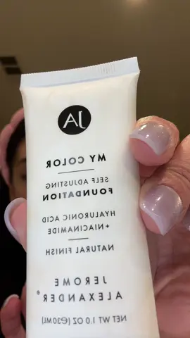 This self adjusting foundation by @Jerome Alexander Cosmetics actually blends into my skin and the color matches perfect ##beauty##foundation##makeup
