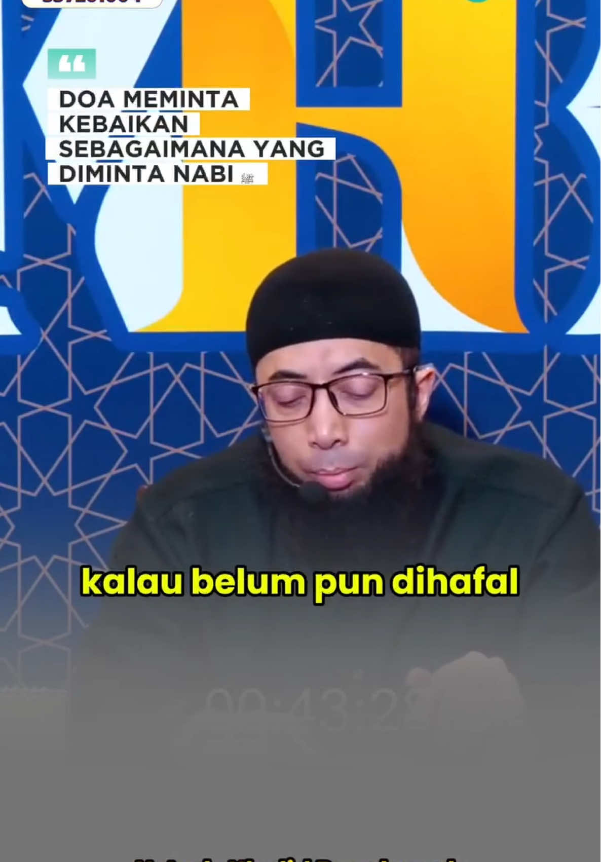 DOA MEMINTA KEBAIKAN SEBAGAIMANA YANG DIMINTA NABI ﷺ Barakallahu fiik Ustadz Khalid Basalamah hafizhahullahu ta'ala. Courtesy: Khalid Basalamah Official - Kajian Tematik : Ikhlas Menerima Takdir | Khalid Basalamah Cuplikan Video Menit Ke 43:24 https://www.youtube.com/watch?v=GSwDllYkQog Dari Ummul Mukmini ‘Aisyah radhiyallahu ‘anha, Rasulullah shallallahu ‘alaihi wa sallam mengajarkan doa berikut ini, اللَّهُمَّ إِنِّي أَسْأَلُكَ مِنَ الخَيْرِ كُلِّهِ عَاجِلِهِ وَآجِلِهِ ، مَا عَلِمْتُ مِنْهُ وَمَا لَمْ أَعْلَمْ ، وَأَعُوْذُ بِكَ مِنَ الشَّرِّ كُلِّهِ عَاجِلِهِ وَآجِلِهِ ، مَا عَلِمْتُ مِنْهُ وَمَا لَمْ أَعْلَمْ ، اللَّهُمَّ إِنِّي أَسْأَلُكَ مِنْ خَيْرِ مَا سَأَلَكَ عَبْدُكَ وَنَبِيُّكَ ، وَأَعُوْذُ بِكَ مِنْ شَرِّ مَا عَاذَ بِهِ عَبْدُكَ وَنَبِيُّكَ ، اللَّهُمَّ إِنِّي أَسْأَلُكَ الجَنَّةَ وَمَا قرَّبَ إِلَيْهَا مِنْ قَولٍ أَوْ عَمَلٍ ، وَأَعُوْذُ بِكَ مَنَ النَّارِ وَمَا قَرَّبَ إِلَيْهَا مِنْ قَوْلٍ أَوْ عَمَلٍ ، وَأَسْأَلُكَ أَنْ تَجْعَلَ كُلَّ قَضَاءٍ قَضَيْتَهُ لِي خَيْرًا Artinya: Ya Allah, aku memohon kepada-Mu semua kebaikan yang disegerakan maupun yang ditunda, apa yang aku ketahui maupun tidak aku ketahui. Aku berlindung kepada-Mu dari semua keburukan, baik yang disegerakan maupun yang ditunda, yang aku ketahui maupun yang tidak aku ketahui. Ya Allah, sungguh aku memohon kepada-Mu dari kebaikan apa yang diminta oleh hamba dan Nabi-Mu Muhammad shallallahu ‘alaihi wa sallam kepada-Mu dan aku berlindung kepada-Mu dari apa yang diminta perlindungan oleh hamba dan nabi-Mu. Ya Allah, aku memohon kepada-Mu surga dan apa yang mendekatkan kepadanya baik berupa ucapan maupun perbuatan. Dan aku berlindung kepada-Mu dari neraka dan apa yang mendekatkan kepadanya baik berupa ucapan atau perbuatan. Dan aku memohon kepada-Mu semua takdir yang Engkau tentukan baik untukku. (HR. Ibnu Majah, no. 3846 dan Ahmad, 6:133. Al-Hafizh Abu Thahir mengatakan bahwa sanad hadits ini sahih). ♻️ Silahkan disebarluaskan 🚫 Dilarang menambah dan mengurangi isi poster/video ini tanpa izin #khalidbasalamah #khalidbasalamahofficial #ustadzkhalid #ustadzkhalidbasalamah #DOAKEBAIKAN 
