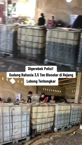 Digerebek Polisi! Gudang Rahasia 3,5 Ton Biosolar di Rejang Lebong Terbongkar Bengkulu- Tim Unit 3 Subdit Tindak Pidana Tertentu (Tipidter) Ditreskrimsus Polda Bengkulu berhasil membongkar praktik penimbunan bahan bakar minyak (BBM) bersubsidi jenis biosolar di Kabupaten Rejang Lebong.  Dari hasil operasi, polisi mengamankan barang bukti mencapai 3,5 ton biosolar yang disembunyikan di sebuah gudang milik tersangka. Disampaikan Kabid Humas Polda Bengkulu, Kombespol. Andy Pramudya Wardana untuk perkara penimbunan BBM jenis bio solar dilakukan pelaku sejak kurun waktu setahun terakhir. Dengan sistem menampung dari pengunjal bahan bakar dengan menggunakan kendaraan bermotor. 