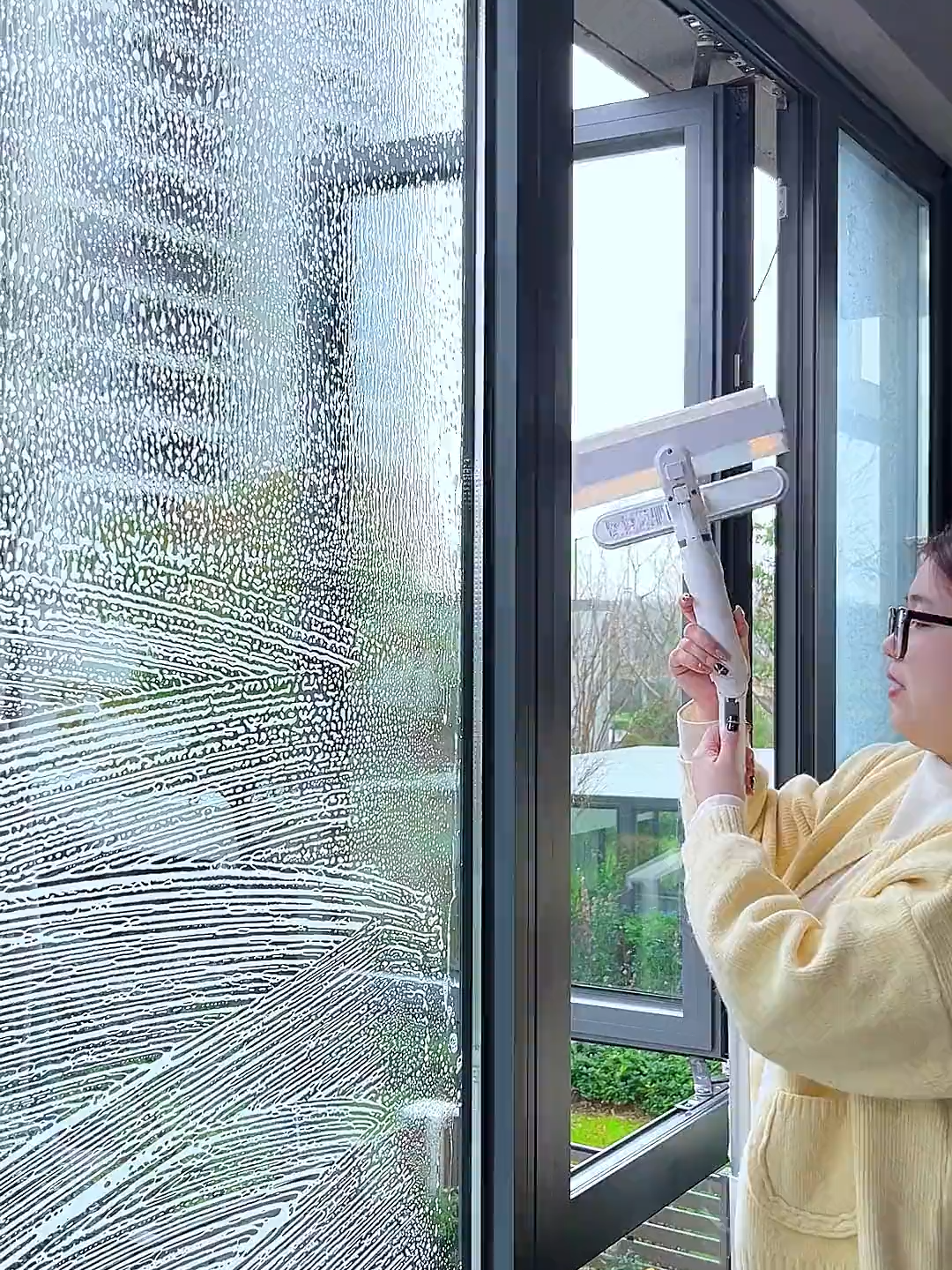 自带小水箱的#擦窗器 你见过吗？污水集水功能真棒棒呢！刮擦喷一体，真的是贼好用，玻璃一擦就干净了！#擦玻璃神器