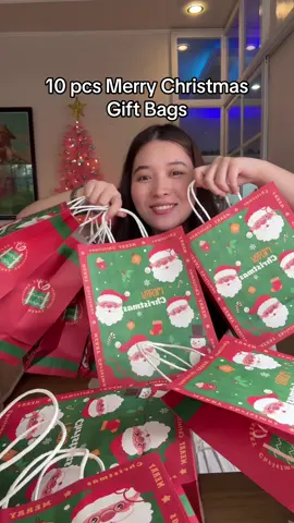 Pag nagcheckout kayo isang set na makukuha niyo 10 pcs ng paper bags 🥰❤️ #merrychristmaspaperbag #paperbag #christmasbags #christmasgift 