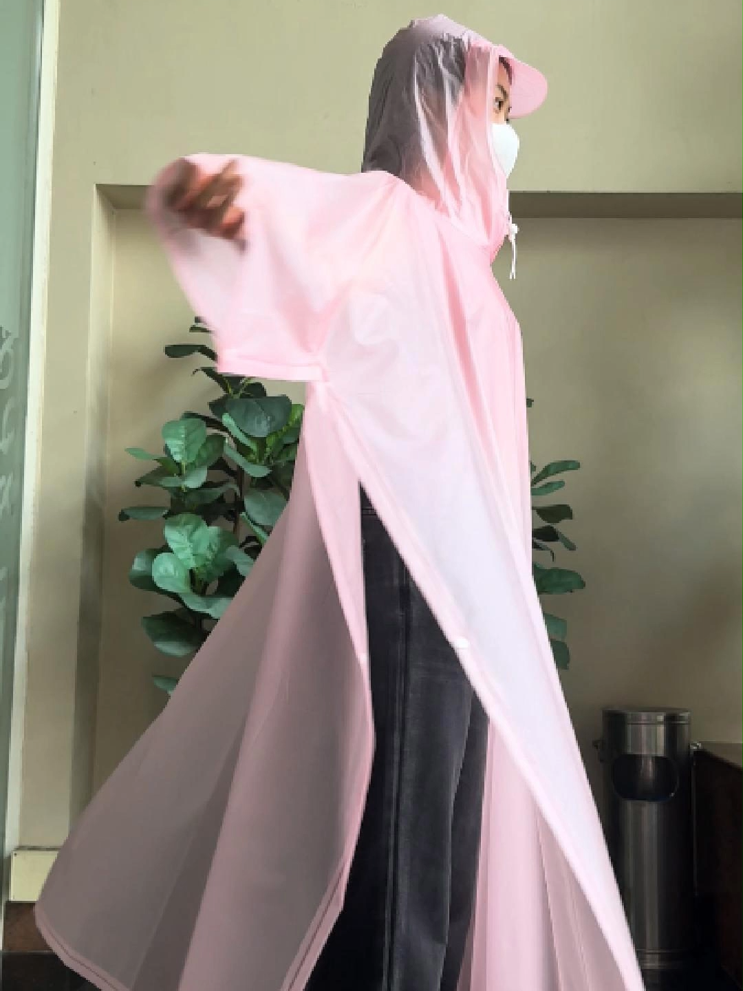 Một chiếc áo mưa màu sắc trẻ trung gọn nhẹ tiện lợi