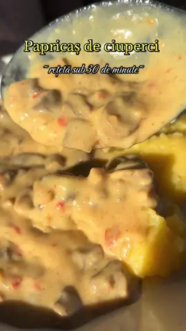 Această rețetă de ciuperci te salvează în momentele în care te grăbești dar totuși ai mânca ceva cald,gustos,sățios🥘🍄‍🟫 Această tocăniță de ciuperci sau cum îi spunem noi,aici în zonă “paprikas” merge perfect cu o mămăliguță fierbinte și niște murături🤎🍂 👩‍🍳Să vă spun cum am făcut-o: Într-o tigaie am călit o ceapă și un ardei roșu,tăiate mărunt.  Peste ele am pus ciupercile champignon tăiate cubulețe. După ce s-au călit toate,am adăugat sare,piper și boia(paprika) dulce . Am acoperit cu apă. Am lăsat la fiert aprox 15 minute. Într-un bol am amestecat 1 lingură de făină cu lapte și am turnat peste ciuperci. Mai lăsăm la foc micuț până se îngroașă sosul și amestecăm din cand în cand.  La final am făcut o mămăliguță bună și le-am servit împreună👩‍🍳 #fyp #fy #papricasdeciulerci #ciuperci #viralvideos 