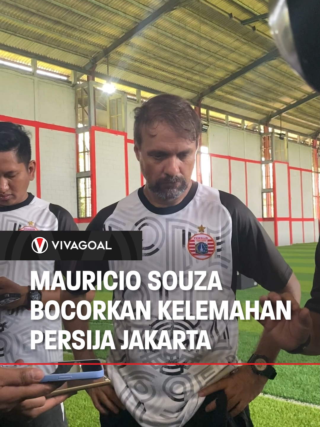 Pelatih Persija, Mauricio Souza mengungkapkan kekurangan Persija yang kalah dalam duel udara. Ia menyoroti lini pertahanan Macan Kemayoran yang masih mudah di tembus tim lawan. Apakah Mauricio Souza segera memperbaiki kekurangan timnya?🤔 #persija #persijajakarta #jakarta #vivagoal