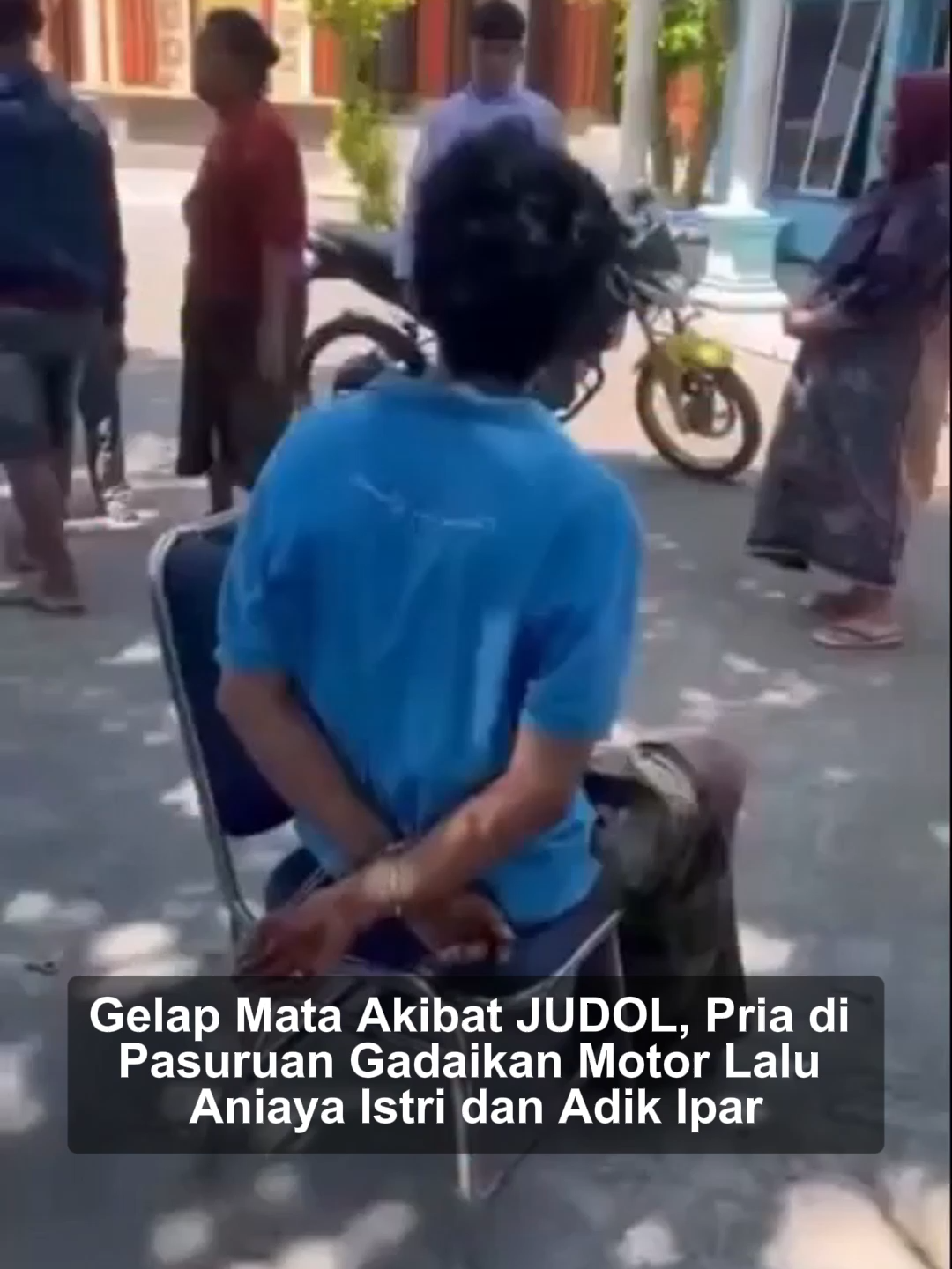 Seorang pria berinisial MR (41), warga Desa Curahduku, Kecamatan Kraton, Kabupaten Pasuruan, tega melakukan penganiayaan berat terhadap istri dan adik iparnya. Aksi nekat tersebut dipicu oleh kecanduan judi online yang membuatnya gelap mata hingga menggadaikan sepeda motor milik keluarga. Peristiwa kekerasan dalam rumah tangga (KDRT) ini bermula ketika pelaku, MR, nekat menggadaikan sepeda motor keluarga untuk membeli chip judi online, berharap bisa mendapatkan keuntungan besar. Tindakannya tersebut kemudian diketahui oleh pihak keluarga. Saat sang istri, NH, mempertanyakan keberadaan sepeda motor tersebut, terjadi cekcok mulut yang hebat. Cekcok tersebut memuncak ketika MR, yang tersulut emosi, mengambil sebilah pisau dan menyabetkannya ke punggung istrinya. Tak hanya itu, adik ipar pelaku yang berusaha melerai dan menenangkan situasi justru menjadi sasaran amukan berikutnya. Pelaku memukul adik iparnya menggunakan sebuah paving block. Akibat serangan brutal tersebut, kedua korban mengalami luka serius dan harus segera dilarikan ke puskesmas terdekat untuk mendapatkan perawatan medis. Warga sekitar yang mengetahui kejadian itu langsung mengamankan pelaku MR sebelum menyerahkannya kepada pihak kepolisian. Di hadapan petugas, MR mengaku kesal karena saat ditanya mengenai uang hasil gadai motor, ia dituduh memberikannya kepada istri keduanya. “Uang gadai dituduh diberikan ke istri kedua, akhirnya kami bertengkar dan ada pisau saya tancapkan pada punggungnya,” kata MR. Kapolsek Kraton, Iptu Rio Sagita, membenarkan adanya insiden penganiayaan tersebut. Ia menyatakan bahwa pelaku telah diamankan dan kasusnya akan dilimpahkan ke Polres Pasuruan Kota untuk proses hukum lebih lanjut. “Pelaku diamankan warga dan langsung dijemput oleh anggota. Perkara ini akan kami limpahkan ke Polres Pasuruan Kota untuk penanganan sesuai hukum yang berlaku,” terang Iptu Rio Sagita. #tiktokberita #bangsaonline #harianbangsa