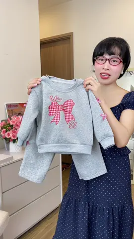 Bộ nỉ bông phối nơ đỏ siêu yêu cho bé quá xinh mẹ ơi😍 #bomacnhabegai #bomacnhachobe #bodaitaychobe  #bodaitaybegai #shopmemoon 
