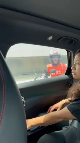 พี่หนุ่มก็ไม่เรียกสักทีนะคะจะได้ให้ตามหาน้องไรเดอร์คนนี้ให้หน่อยค่ะ #ปากเกร็ด 🙏 คลิปมีแค่นี้นะคะแต่กล้องวิดีโอของทางจราจรมีทุกจุดค่ะ 