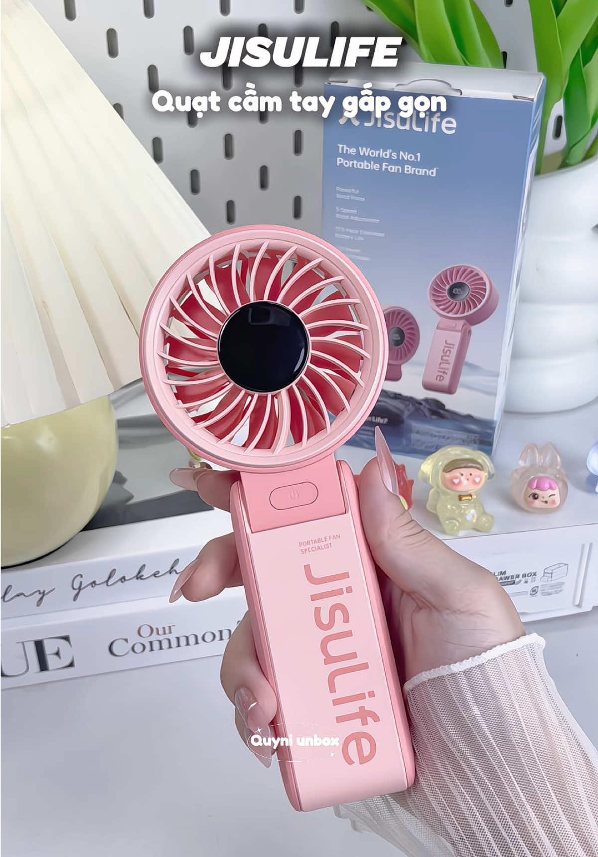 Quạt cầm tay gấp gọn Jisulife , 5 cấp độ gió đèn led hiển thị , có dây đeo và sạc đi kèm, quạt chạy khoẻ , gió êm, sử dụng lên đến 19 giờ, ưng lắm nha #jisulife #quatjisulife #quatmini #quatcamtaymini #quyniunbox 