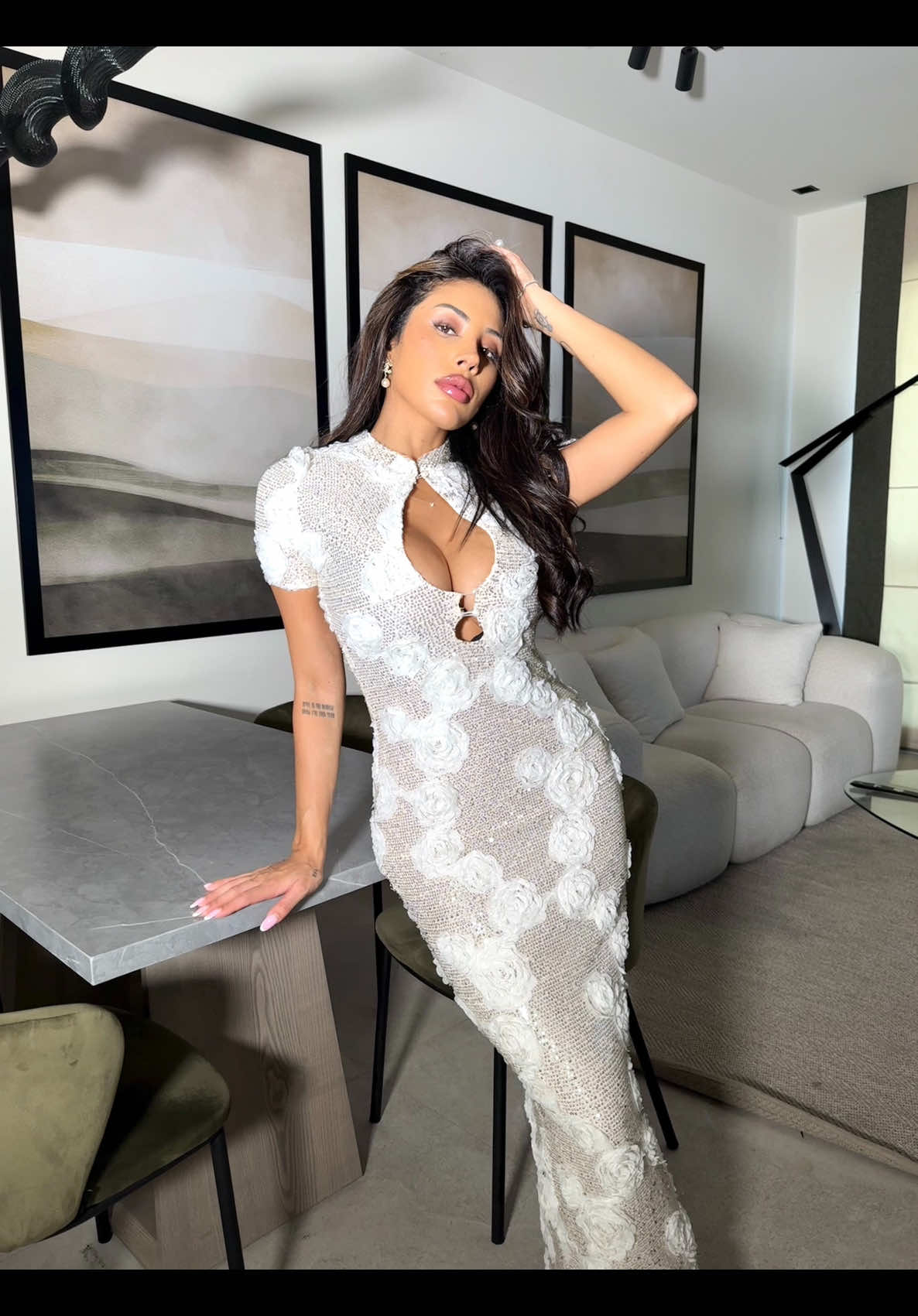🥩Wagyu Ribeye @Fashion Nova  👗Tayla Mandarin Collar Sequin Gown - Cream 👗 Patti Feather Pant Set - Black .ad . . #wagyubeef #meat #cooking #outfist #dancing