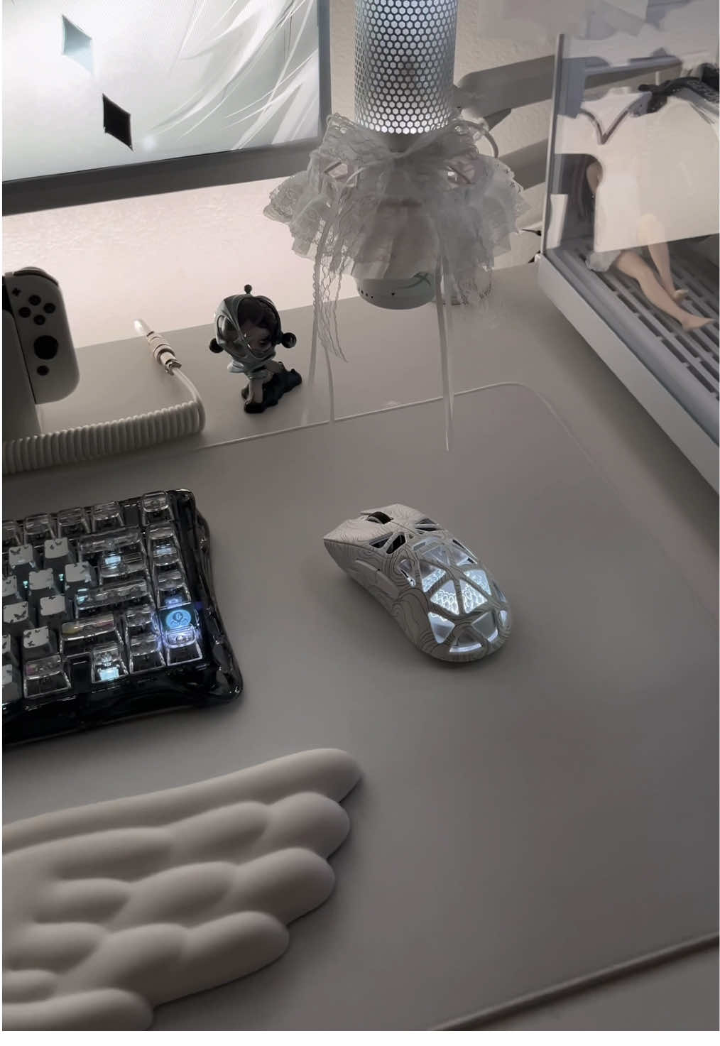 @FURYCUBE US @ZIFRIEND love this mouse so much! so lightweight and amazing 🤍 #mouse #Tech #setup #whitepc #fyp 