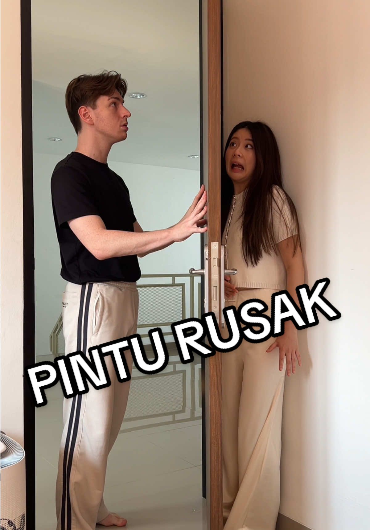 makin didorong makin mirip suara kucing kejepit 🤣 #cicimasbule #pacarbule #mixedcouple #prank #funnycouple