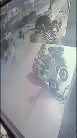 Pencurian Helm Kembali Marak di Kendari, Korban Kehilangan Saat Nongkrong di Coffee Shop Indosultra.com,Kendari – Aksi pencurian helm kembali menghantui warga Kota Kendari. Kali ini, peristiwa tersebut menimpa seorang warga bernama Iksal saat nongkrong di Coffee Shop Ziola, Jalan Antero Hamrah, Kelurahan Bende, Kecamatan Kadia, Sabtu (20/9/2025) malam sekitar pukul 23.00 WITA. Iksal menceritakan, awalnya ia memarkirkan motornya di samping ruko karena halaman parkir coffee shop penuh. Saat pulang, ia kaget mendapati helm yang ditaruh di atas motor sudah raib. “Pas saya pulang, sudah tidak ada itu helm,” ungkapnya, Selasa  (23/9/2025). Merasa curiga, Iksal kemudian memeriksa rekaman CCTV di sekitar lokasi. Dari hasil rekaman, terlihat seorang pria mengambil helm miliknya dan langsung kabur. “Makanya saya minta cek CCTV ruko karena penasaran, ternyata jelas ada orang yang ambil,” tambahnya. sumber: https://www.indosultra.com/pencurian-helm-kembali-marak-di-kendari-korban-kehilangan-saat-nongkrong-di-coffee-shop/ #indonesia🇮🇩  #fyppppppppppppppppppppppp  #fy  #viraltiktok  #sulawesitenggara 