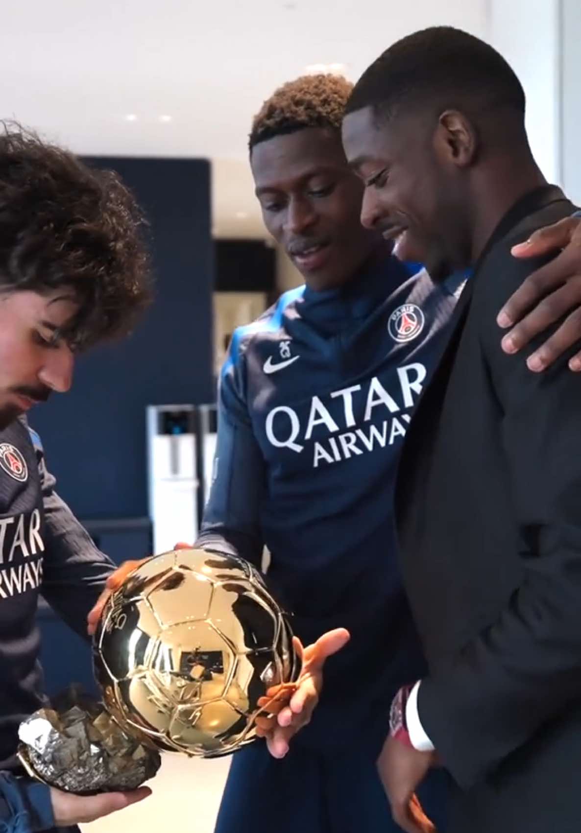 Ousmane Dembélé levou a Bola de Ouro ao balneário do PSG e partilhou-a com os companheiros, a começar com Vitinha e Nuno Mendes. 🤩⚽ 🎥 @psg  #BoladeOuro #Vitinha #NunoMendes #dembelé #tiktokdesporto 