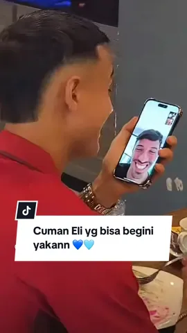 Bersumber dari live Tiktok Persib saat persiapan menuju stadion GBLA tampak Eliano sedang melakukan Video Call bersama dengan sang Kaka wiiiihhh wiiihhhh cuman mang Eli yg bisa begini, admin dari Persib pun yang pada saat itu sedang melakukan live pun merinding melihatnya … #persib #bobotohpersib1933 #bobotoh #elianoreijnders #tijani
