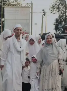 Hidup gak Usah serius,.. yang bahagia, ayok senyum Dibalik sedekah dipagi hari Alloh taqdirkan para malaikat senantiasa mendoakan baik dan limpahan harta bagi yg menjalaninya قال شيخنا و مرب روحنا و جسدنا الشيخ العالم العلامة  ~محرر بن خضري #khmuharrorkhudlori #santri #almubarokalarbain #sorotan #masukberandafypシ 