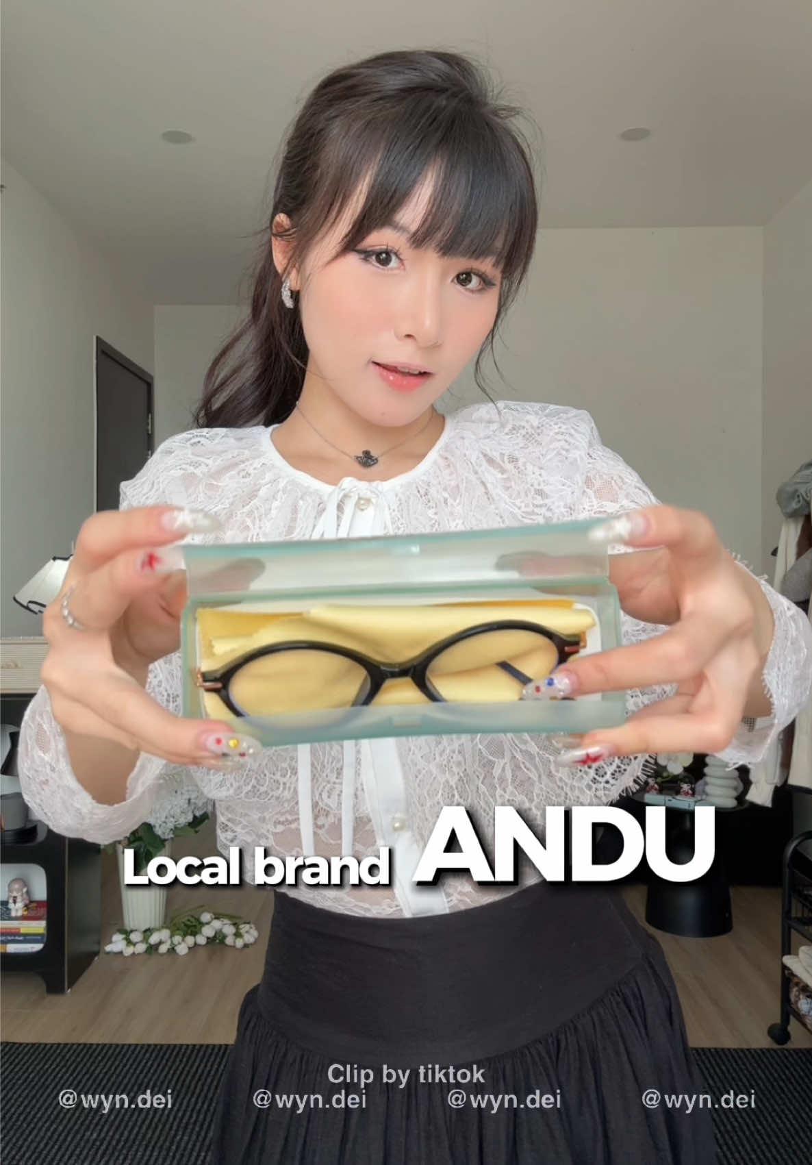 Nếu bà cũng hóp thái dương thì mời về đội toi =)) #wyndei #fyb #matkinh #andu #kinhxinh 