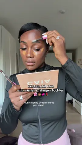 kein GRWM ohne meine kleine gesprächige Maus 🤌🏾😄 , lieeeb sie doch !! 💞 #momlife #kleinkindmama #mamaleben #mommakeup #blackmom 