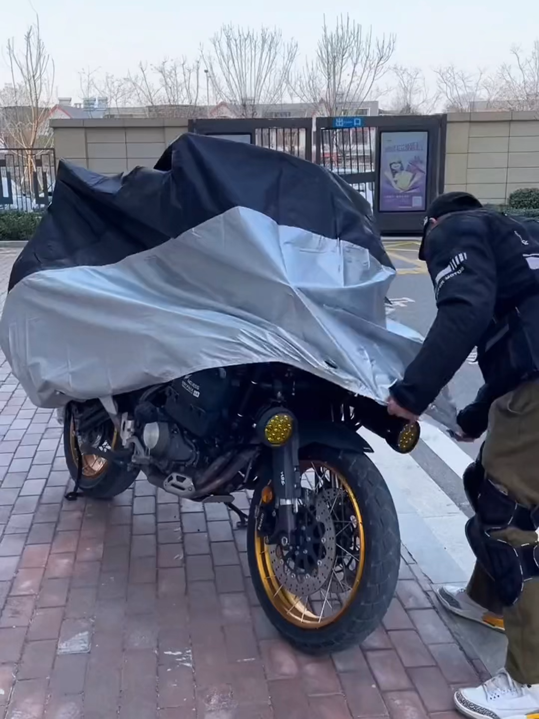 烈日下停車，愛車怕被曬到褪色？機車防水車罩防曬隔熱，UV 直接擋住，車漆依舊亮麗如新～#機車防水車罩 #機車通勤 #防盜加厚車罩 #防曬隔熱車罩 #四季機車車罩