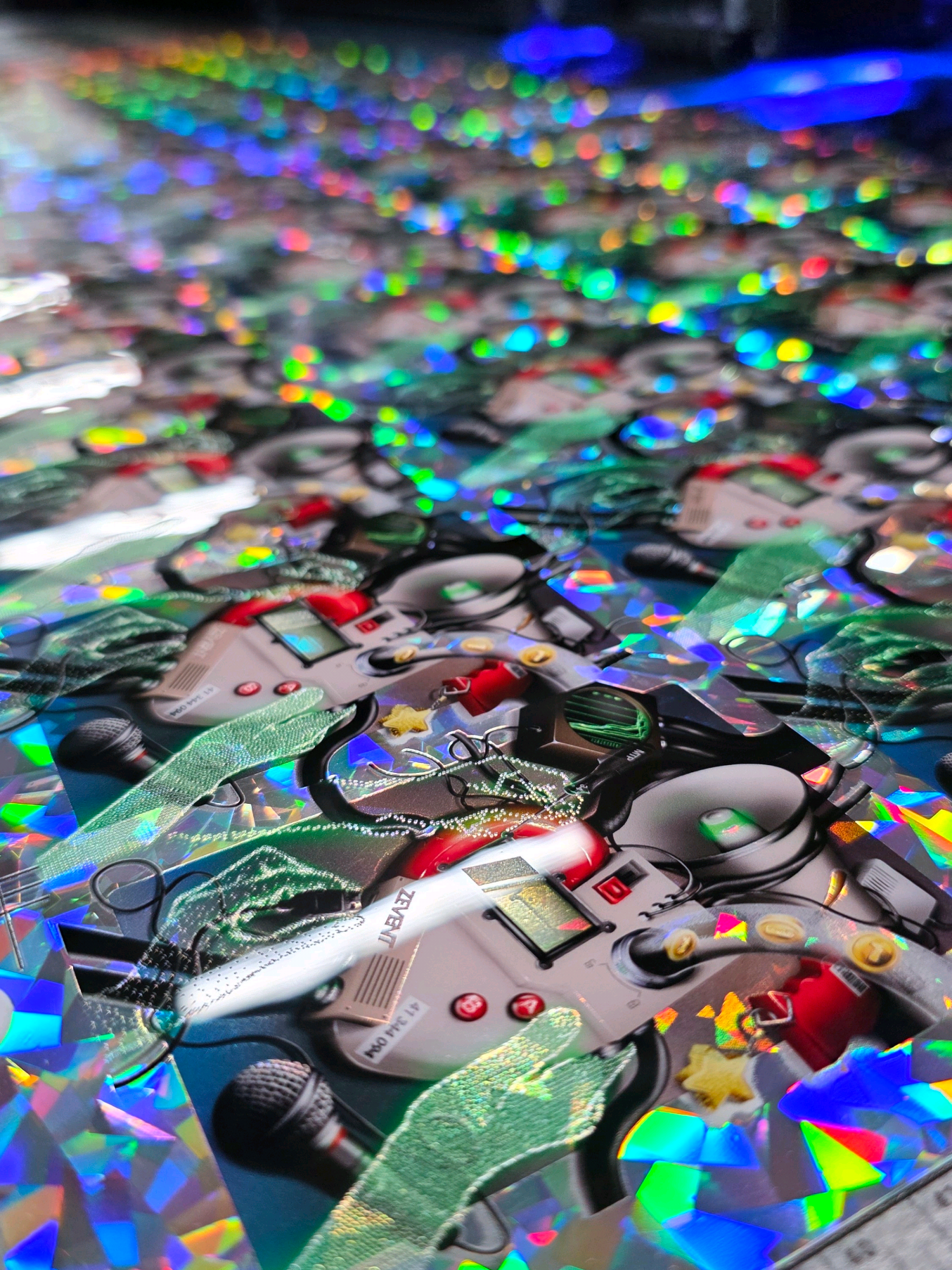 On a fait 20 000 cartes pour le Zevent. Ça paraît fou hein ? 🤯 . Et pas de simples cartes ! On était sur 6 couches au total, avec label numéroté individuellement présenté dans son slab @Cardslabel  🤌 . Un grand merci à @Zevent @ZeratoR et Indieviduals pour leur confiance. Standing ovation pour les deux potes qui ont fait la créa @pab7w_ et @leafatrium Et un énorme big up à toute ma team, la team Cardslabel et les toutes les personnes qui nous ont prêté main forte sur ce projet 💪 . Animations : @Julo  Aide au script et au montage :  @DT WORKSHOP  #printiverse #artprint #zevent25