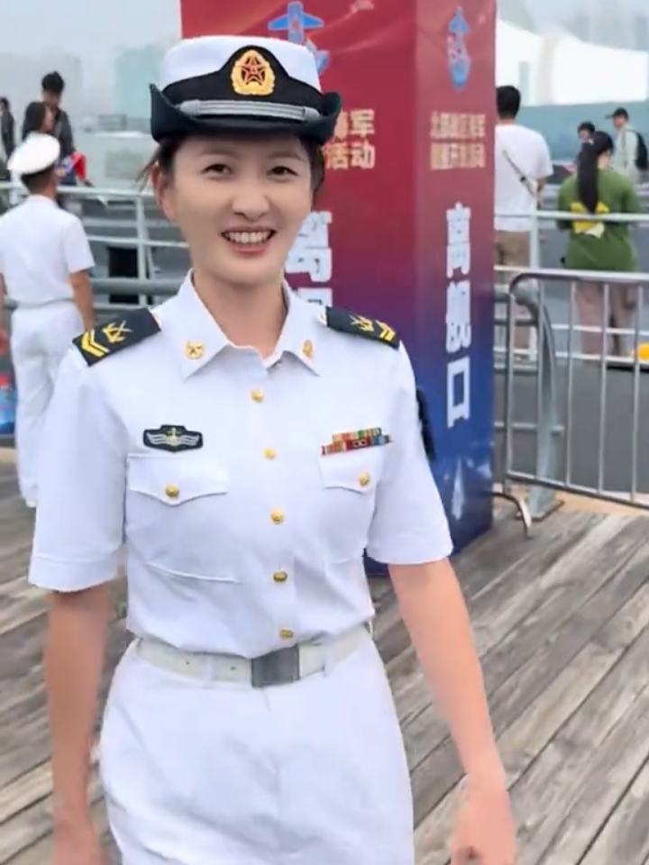 海军舰艇开放日 最美女兵 扶小孩下旋梯#王茂茂🇨🇳