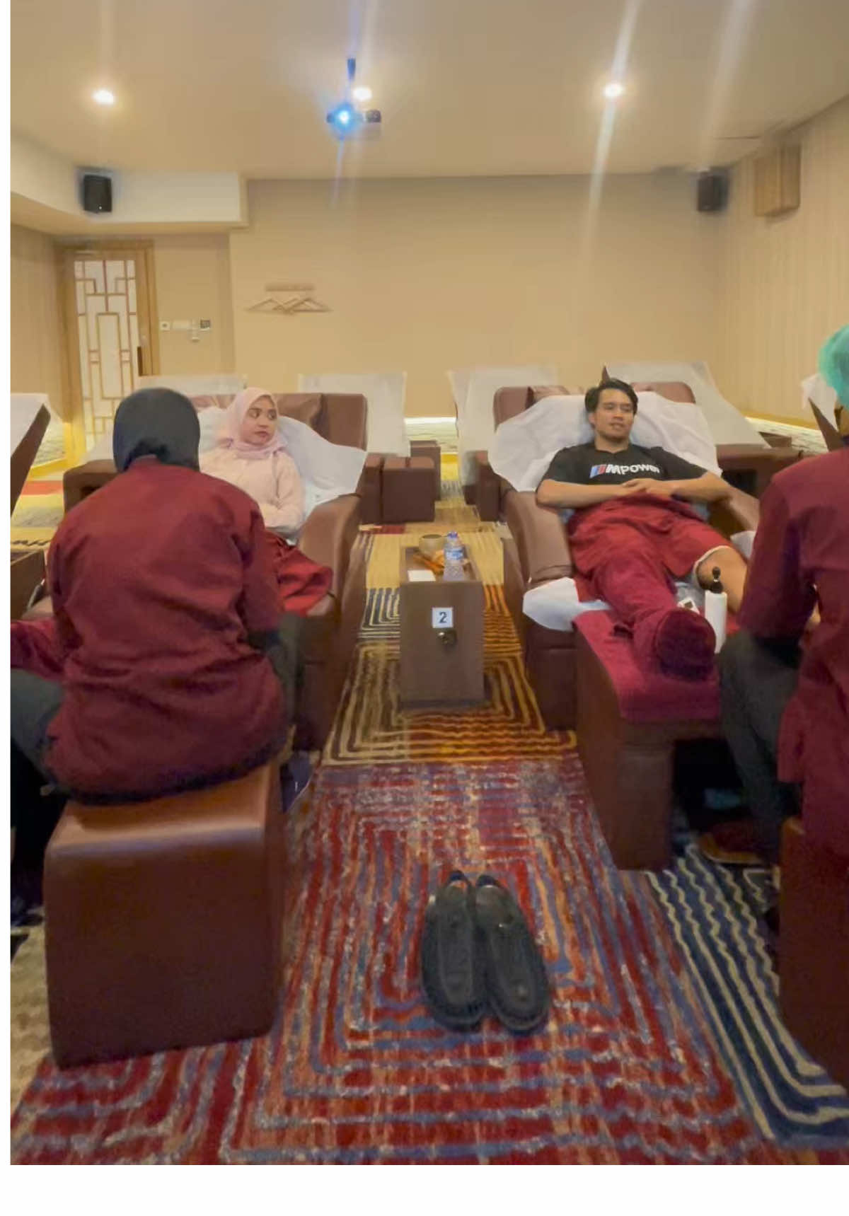 Rekomendasi me time bareng pasangan di @Hwangje Reflexology bs sambil nonton drakor juga lho! Super worth it dan enak bgt pijetannya 🤩✨ 📍Hwangje Reflexology Jl. Matraman Raya No.78A, Kb. Manggis, Kec. Matraman, Jakarta, Daerah Khusus Ibukota Jakarta 13150 #hwangjereflexology #hwangjereflexologymatraman #jktplacetogo #dateidea #coupledateidea   
