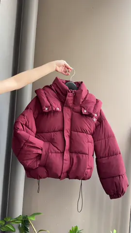 ❄️ Áo phao nữ 👉 Mặc ấm mà vẫn gọn, dễ phối đồ 🔥 Màu đỏ rượu vang nổi bật, đi học – đi chơi đều hợp