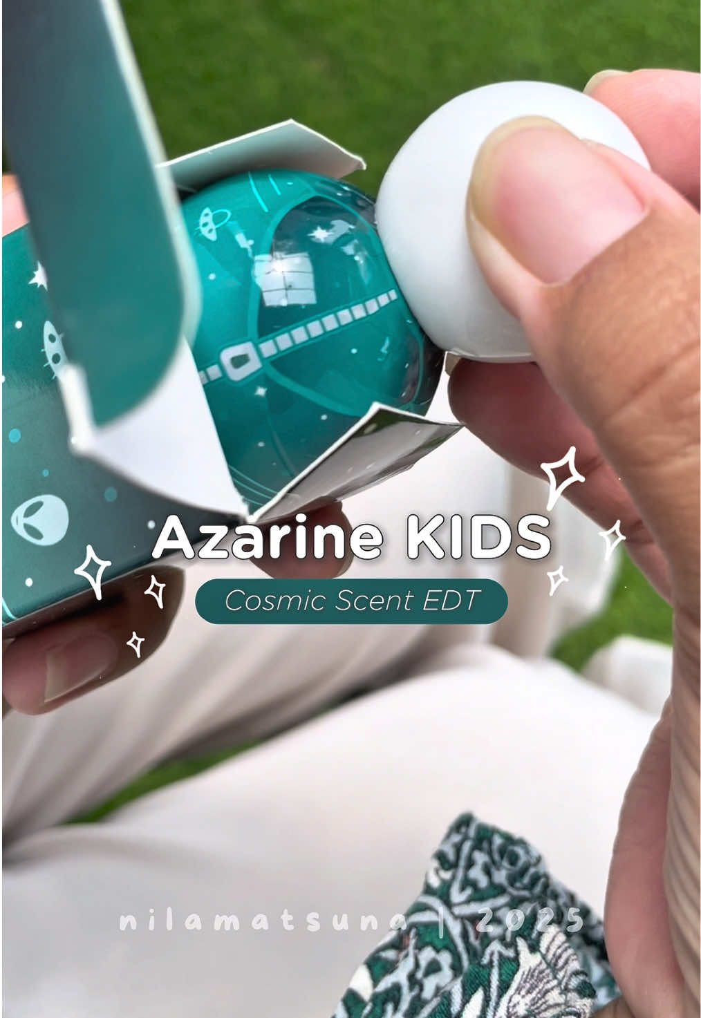 ✨ Harum Cosmic Scent, anak auto confident! ✨ Parfum baru Azarine Kids, parfum mewah khusus anak dari Azarine Kids EDT dengan wangi fresh manis-floral, tahan hingga 6 jam. Formulanya aman banget karena hypoallergenic tested & stain free di baju putih. Saatnya bikin si kecil makin percaya diri setiap hari. Yuk moms, cobain sekarang—lagi ada promo launching lho! cek keranjang kuning ya!  @AZARINE KIDS  #CoolKidzEDT #ParfumAzarineKids