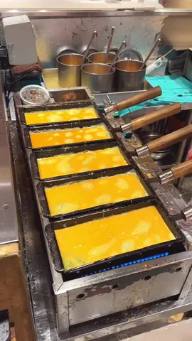 熟練の職人が手際良く作るだし巻き！ 店名：京都離宮〜おだしとだしまき〜 最寄り駅：竹田駅（京都） フワフワ食感でお出汁の旨みがたっぷり染み込んだだし巻き。カツオ・アゴ・さわらなど複数の出汁を飲み比べし、好みの味を選んでから焼き上げてもらえるスタイルで、仕上がりは極厚で贅沢。さらに薬味を3種類選べるのも嬉しいポイント。旬の食材を使った小鉢も彩り豊かに並び、華やかで満足度の高い食事でした！ 住所：京都府京都市伏見区中島鳥羽離宮町45  最寄り駅：竹田駅から車で5分 営業時間：10時から17時 定休日：火曜 #京都グルメ #京都ランチ #kyoto Kyoto’s Fluffy Dashi Omelet You Must Try! At Kyoto Rikyu, master chefs craft fluffy dashimaki packed with rich broth flavor. Guests can taste katsuo, ago, or sawara dashi, then choose their favorite to make a thick omelet. Served with colorful seasonal side dishes for a satisfying meal. #KyotoEats #KyotoLunch 