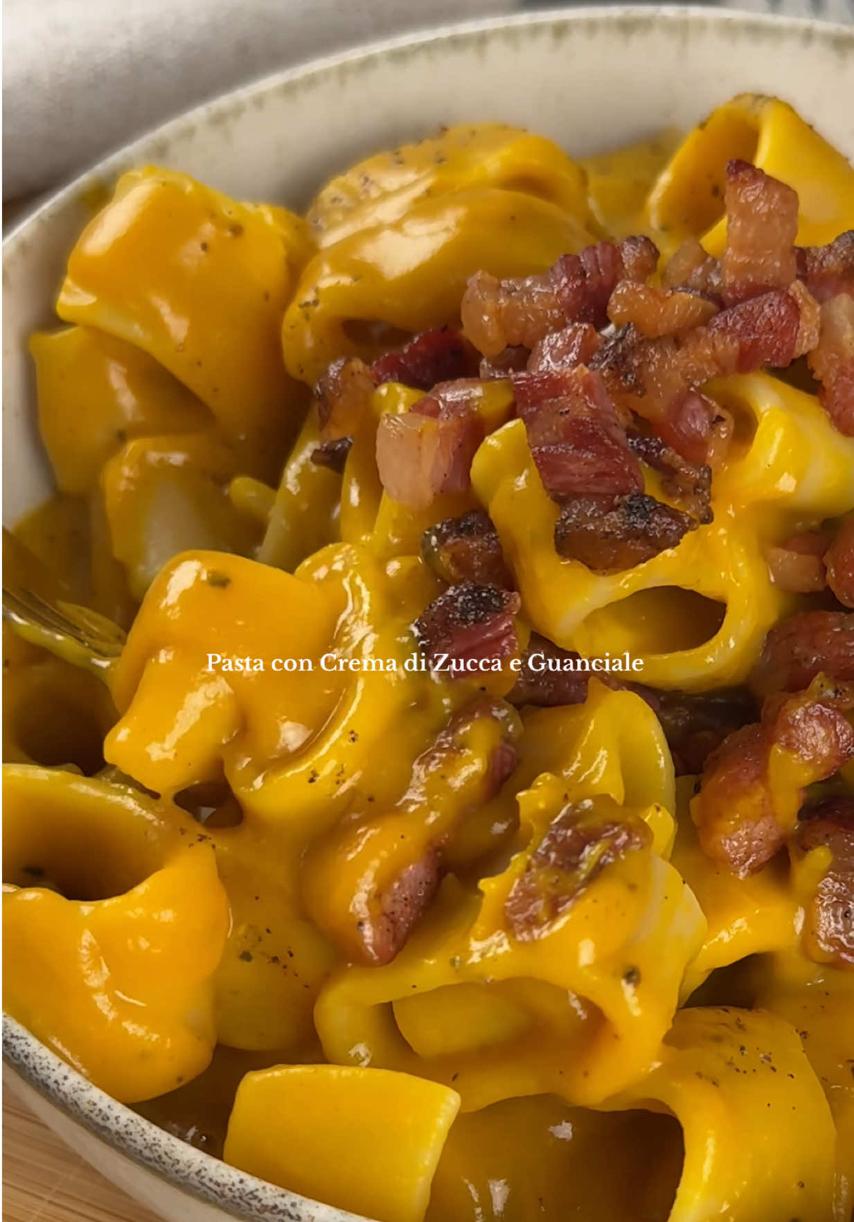 Pasta con Crema di Zucca e Guanciale, con la friggitrice ad aria di @COSORI Kitchen  INGREDIENTI 🗒️ : • zucca • olio extravergine d’oliva  • rosmarino • sale • grana padano  • pepe • pasta • guanciale #adv #cosoriairfryer #EasyRecipe #zucca #creamypasta 