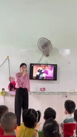 Cô giáo mầm non trổ tài ảo thuật 😂