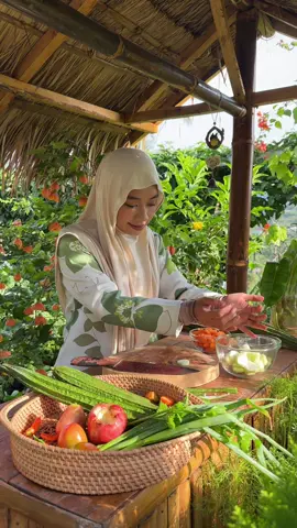 Pagi-pagi udah keliling nyari aa tukang sayur 🍃 soalnya lagi pengen banget masak sayur oyong! Sayur yang aku beli plus yang aku petik sendiri di kebun, aku cuci dulu pakai MAMA Lime Green 🌱 biar bersih dari kotoran & bakteri 🦠 Jadi pas dimasak rasanya lebih tenang, karena sayurnya bener-bener bersih dan fresh #MAMALimeGreen #SahabatMAMA @MAMA Indonesia #nature#Home #garden #harvest  