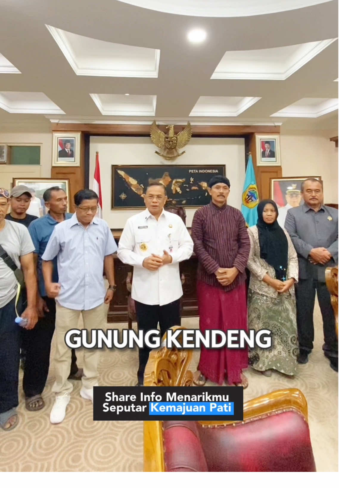 🌿 Bupati Pati Tegaskan Komitmen Lindungi Pegunungan Kendeng 🌿 PATI, 24 September 2025 — Bupati Pati, Sudewo, menerima audiensi dari Jaringan Masyarakat Peduli Pegunungan Kendeng (JMPPK) yang dipimpin tokoh Kendeng, Gunretno. Dalam pertemuan ini, aspirasi terkait pelestarian lingkungan dan penolakan tambang di kawasan Kendeng disampaikan secara langsung. Bupati Sudewo menyatakan dukungannya terhadap gerakan pelestarian alam: ✅ Setuju menghijaukan kembali Gunung Kendeng ✅ Tidak merekomendasikan izin tambang baru ✅ Menolak pendirian pabrik semen ✅ Tegas menindak tambang ilegal “Kita harus menjaga Kendeng sebagai sumber kehidupan dan konservasi air,” ujar Bupati. Komitmen nyata untuk lingkungan yang lebih lestari 🌱 Source by @Humas Setda Pati  @Diskominfo Pati @Pemkab Pati  #patiterkini  #patibangkitbersama 