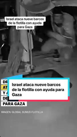 La flotilla con ayuda humanitaria para Gaza (Global Sumud Flotilla) ha sufrido un nuevo ataque, el tercero desde que partió de Barcelona hace 24 días. A su paso por las costas de Creta, en Grecia, varios drones han lanzado una sustancia ácida sobre dos embarcaciones, el Ohwayla, en el que viaja un grupo de veteranos de guerra de Estados Unidos, y el Yulara, donde el ácido ha alcanzado a uno de sus tripulantes, que se ha podido recuperar varios minutos después. Desde la organización consideran que se puede tratar de sulfuro de hidrógeno. Al mismo tiempo, más de 12 explosiones han alcanzado a nueve barcos, provocando algún tipo de daño. Fuentes de la organización apuntan a que podría tratarse de granadas aturdidoras. Dos de ellas han impactado en el mástil de dos de los veleros, el Zefiro y el Taigete, provocando daños notables. El resto de navíos se han visto afectados en menor intensidad y por el momento reportan desperfectos menores. Otros explosivos han caído en el agua y algunos testigos a bordo señalan que otros han detonado en el aire. Además, se han producido varios cortes en las comunicaciones y todos los barcos han despertado a la tripulación para activar los protocolos de seguridad. #gaza #palestina #israel #flotilla #gretathunberg 