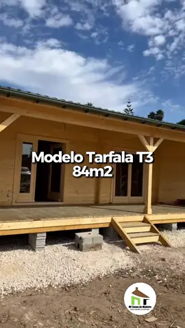 🏡✨ Apresentamos a nossa casa de madeira modelo Tarfala T3 – 84m²! Com um alpendre espaçoso e todo o conforto de uma habitação moderna, este projeto já está completamente finalizado, faltando apenas a pintura exterior. No vídeo vai poder conhecer: ✔️ 3 quartos acolhedores ✔️ 2 casas de banho modernas ✔️ Uma distribuição prática e luminosa em toda a casa Se procura inspiração para a sua futura casa ou apenas adora ver projetos incríveis de madeira, este vídeo é para si! Para mais informações, venha fazer-nos uma visita. (Terrugem ou Alegro Sintra) 📞+351 928275150 📞+351 926467227 🌐 www.mfcasasdemadeira.pt 📩 info@mfcasasdemadeira.pt #mfcasasdemadeira #casasprefabricadas #construçãodemadeira #habitação #construçãosustentavel   