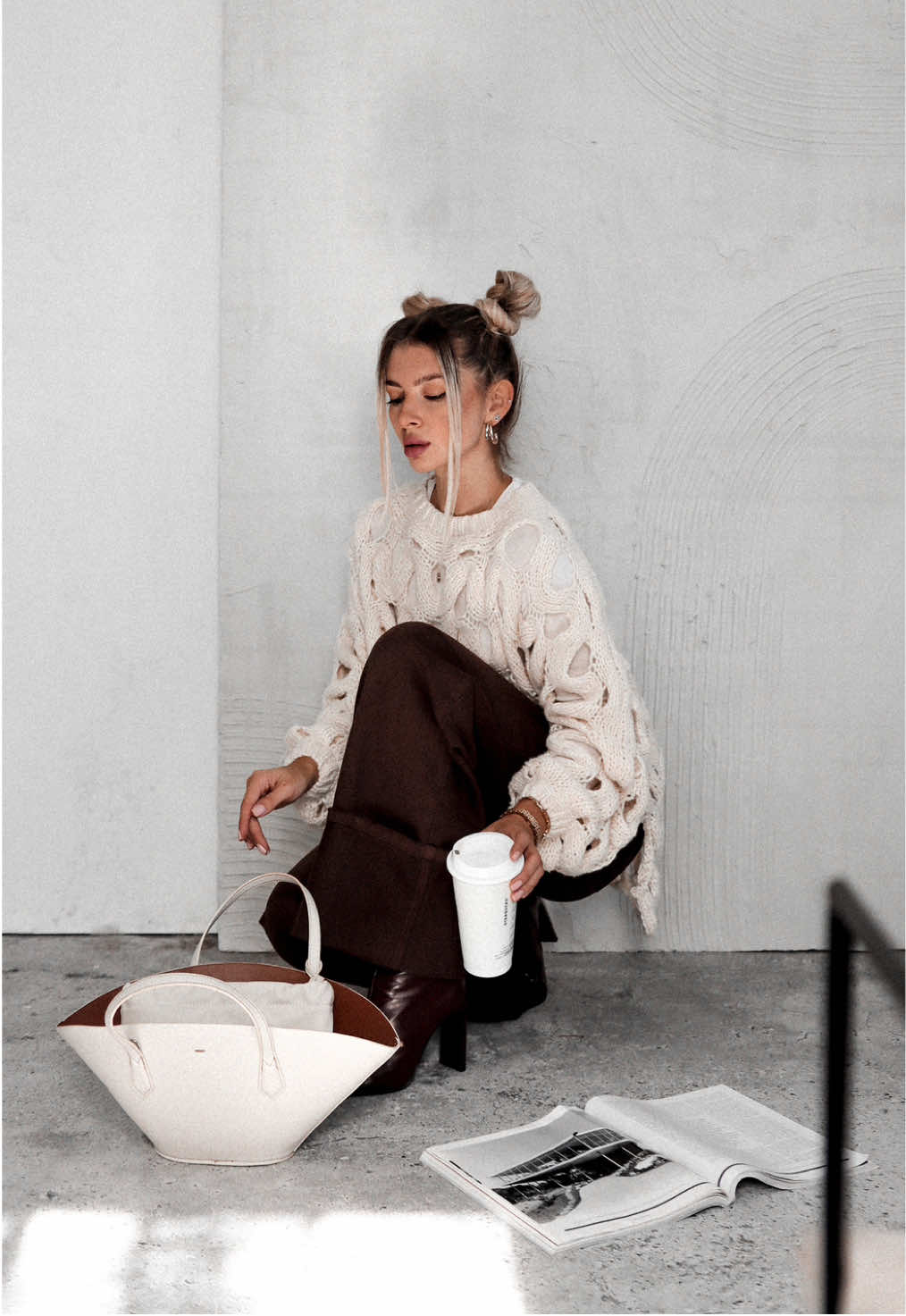 🧷 FEARLESS DROP ALERT 🧷 Kiedy klasyka spotyka bunt.  Sweter oversize z ozdobnymi dziurami to coś więcej niż warstwa - to manifest stylu.  ✔️ Luźny krój - totalny luz z nutą prowokacji  ✔️ Artystyczne dziury - statement bez słów  ✔️ Detal na dole - wykończenie, które robi robotę  ✔️ Kolory: głęboka czekolada 🍫 lub kremowe ecru 🍦 Ten kardigan nie pyta o zgodę. On wchodzi i robi wrażenie.  Bądź #FEARLESS  🔗 wpisz w komentarzu słowo LINK, a otrzymasz w wiadomości prywatnej link do produktu  #falloutfits #autumnfashion #jesiennastylizacja #sweaterweather 