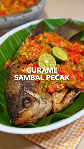 Gurame Sambal Pecak🐟 Ikan Gurame nya super gurih asem & pedes nagih trus ngga bau langu.. Full resepnya disini🧕🏻⬇️ BAHAN: Minyak Goreng FILMA Ikan Gurame, 500gr BAHAN MARINASI IKAN: Bawang putih, 5 buah Kunyit, 1 ruas Jahe, 3 cm Garam, 1 SDM MSG, ½ SDM Air asam jawa, 5 SDM BAHAN SAMBAL PECAK: Bawang merah, 10 buah (iris) Bawang putih, 5 buah (iris) Cabai rawit setan, 15 buah Cabai rawit hijau 15 buah Kencur, 3 pcs Tomat merah, 1 buah Jeruk limau, 1 buah Garam, ½ SDT MSG, ½ SDT Minyak panas, 1 SDM Air panas, 5 SDM