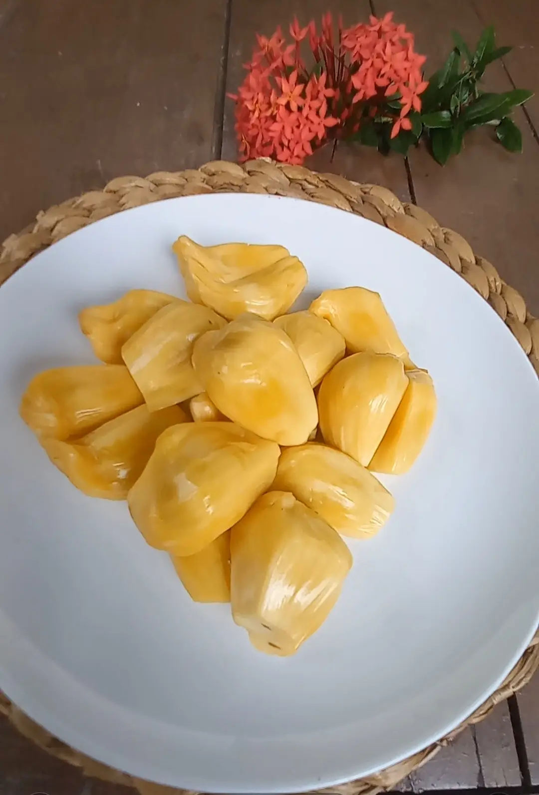 Berikut adalah beberapa manfaat nangka untuk kesehatan yang didukung oleh kandungan gizinya: 1. Sumber Energi Alami Nangka kaya akan karbohidrat, terutama gula alami seperti fruktosa dan sukrosa, yang dapat memberikan energi cepat tanpa lemak jenuh.  2. Meningkatkan Sistem Imun Nangka mengandung: Vitamin C: antioksidan kuat yang membantu melawan infeksi dan meningkatkan daya tahan tubuh. Fitonutrien (seperti lignan, isoflavon, dan saponin): memiliki efek anti-inflamasi dan anti-kanker.  3. Baik untuk Pencernaan Mengandung serat pangan yang membantu melancarkan pencernaan dan mencegah sembelit. Dapat membantu menyeimbangkan mikrobioma usus. 4. Menjaga Kesehatan Jantung Kandungan kalium membantu mengatur tekanan darah dan menjaga fungsi jantung. Serat dan antioksidan juga berperan dalam mengurangi kadar kolesterol jahat (LDL). 5. Membantu Mengontrol Gula Darah Meski manis, nangka memiliki indeks glikemik sedang dan mengandung flavonoid yang dapat membantu: Mengatur pelepasan insulin Meningkatkan sensitivitas insulin Catatan: Konsumsi tetap harus dikontrol pada penderita diabetes.  6. Menyehatkan Kulit dan Mata Vitamin A dan beta-karoten dalam nangka baik untuk kesehatan mata. Antioksidan dan vitamin C membantu mencegah kerusakan kulit akibat radikal bebas dan mendukung produksi kolagen.  7. Mendukung Kesehatan Tulang Mengandung magnesium dan kalsium, yang penting untuk kekuatan tulang dan mencegah osteoporosis. 8. Potensi Antikanker Beberapa senyawa bioaktif dalam nangka seperti fitonutrien dan flavonoid diketahui memiliki sifat antikanker karena bisa melawan stres oksidatif dan menghambat pertumbuhan sel abnormal. Tips Konsumsi: Makan langsung sebagai buah segar. Tambahkan ke dalam smoothie, salad, atau es buah. Daging nangka muda bisa diolah sebagai pengganti daging (misalnya 