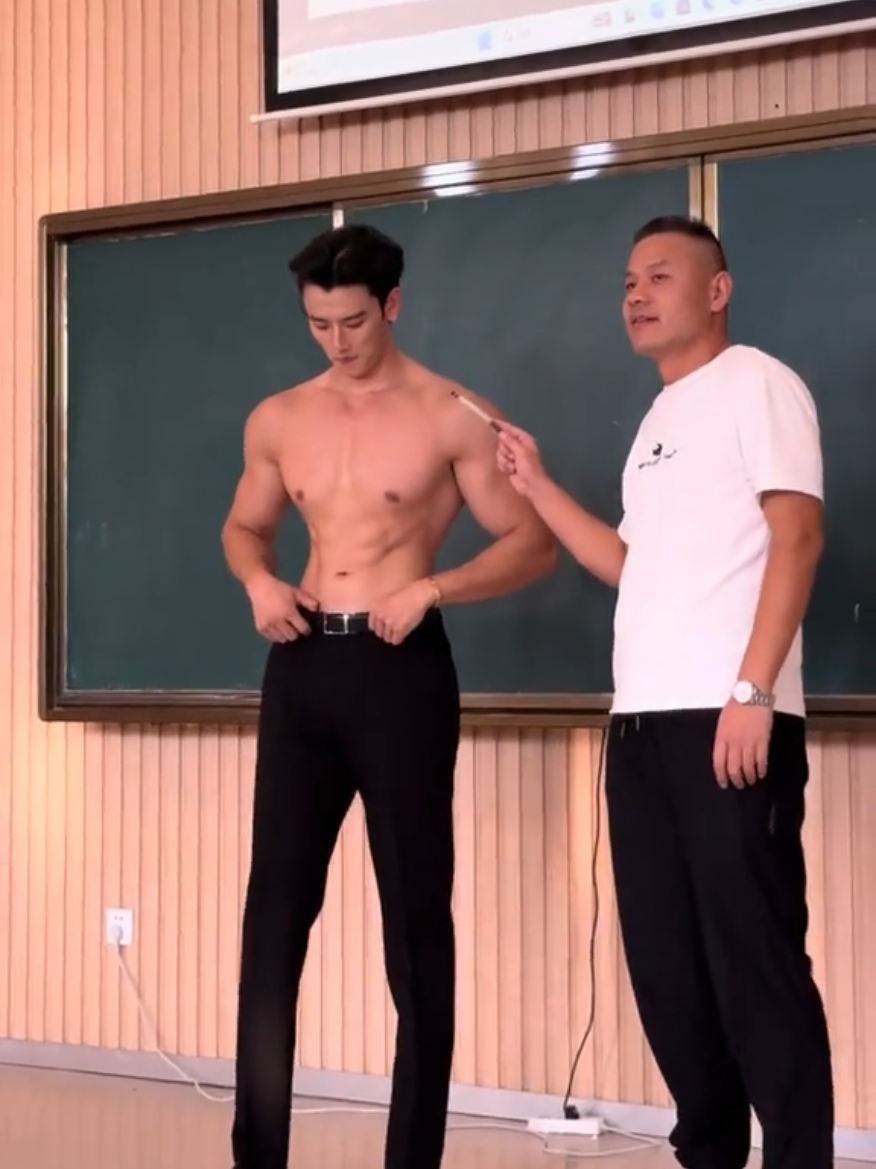 The physical education teacher acts as a model in the anatomy class. 📷 : Gangtie Rourou #gangtierourou #actor #model #china #classroom 