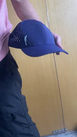Hat hanging from the pants #cap #hat #quick #golfhat #golf 