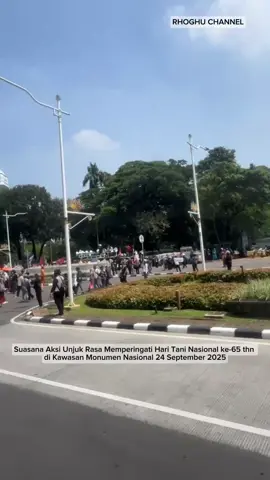 🚨 BREAKING NEWS – DEMO HARI TANI NASIONAL 2025 🚨 Ribuan petani dan aktivis agraria hari ini memadati kawasan Patung Kuda – Gambir, Jakarta Pusat. Aksi ini digelar untuk memperingati Hari Tani Nasional, sekaligus mendesak pemerintah menepati janji reforma agraria sejati. Massa membawa 5 tuntutan utama: 1️⃣ Laksanakan reforma agraria sejati, bukan sekadar sertifikasi tanah. 2️⃣ Hentikan perampasan tanah & kriminalisasi petani. 3️⃣ Kembalikan tanah kepada petani kecil, bukan ke korporasi besar. 4️⃣ Tolak dominasi perusahaan tambang dan sawit yang merusak ruang hidup rakyat. 5️⃣ Wujudkan kedaulatan pangan, agar petani jadi tuan di negeri sendiri. Lalin sekitar Monas, Gambir, dan DPR dialihkan polisi. Tapi suara petani tetap bergema: “Tanah untuk rakyat, bukan untuk korporasi!” #BreakingNews #haritaninasional#beritaviral#trending #tiktok 