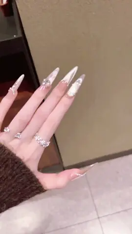 Nails đính đá mắt mèo dáng nhọn  siêu xinh.